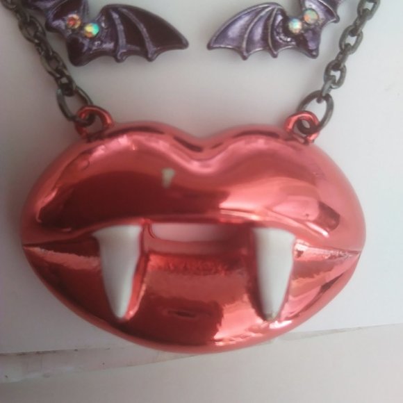 Betsey Johnson New Red Lips with Fangs & Bat ER - Picture 2 of 4